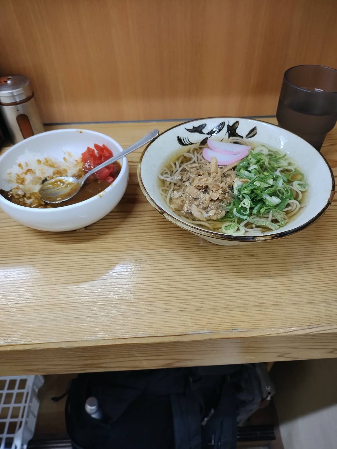 東筑軒のかしわうどん。北九州名物のかしわが乗った駅ホームの立ち食いそば