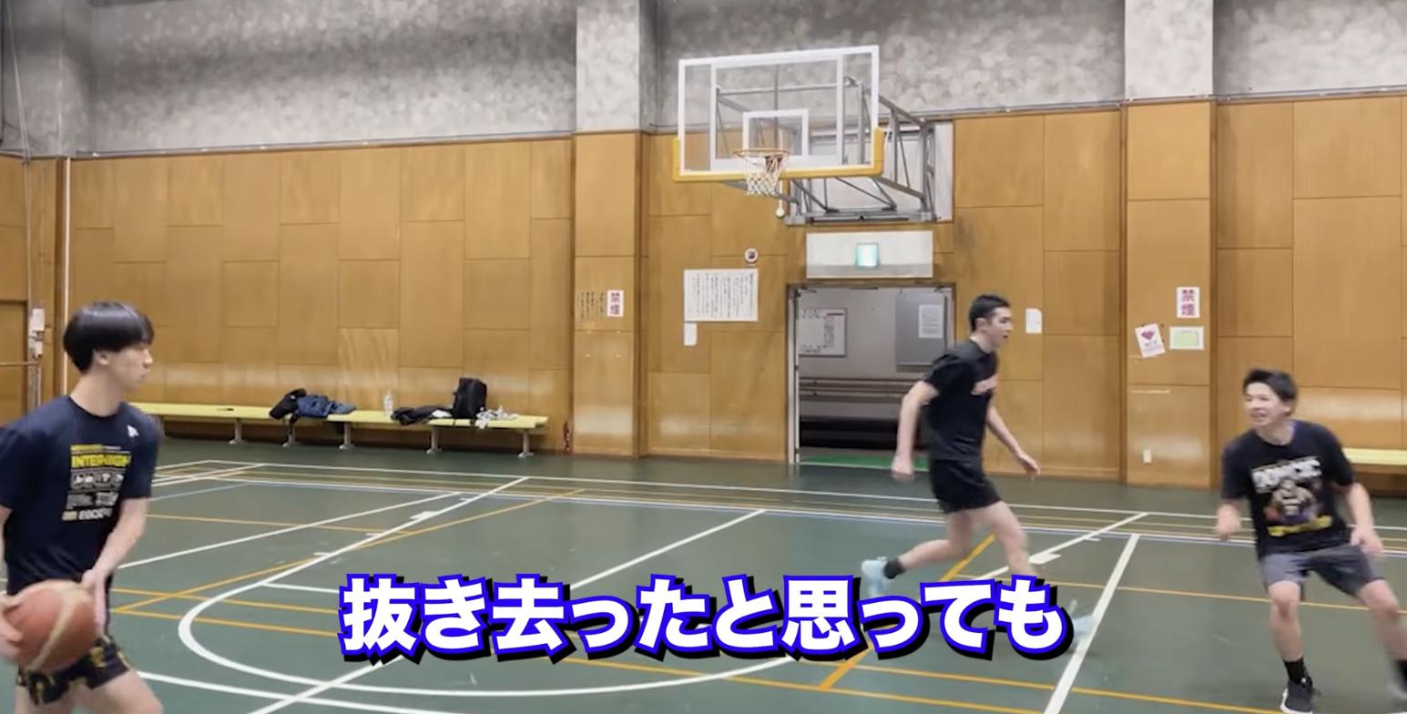 抜き去ったつもりでも大きい選手に追いつかれる場面