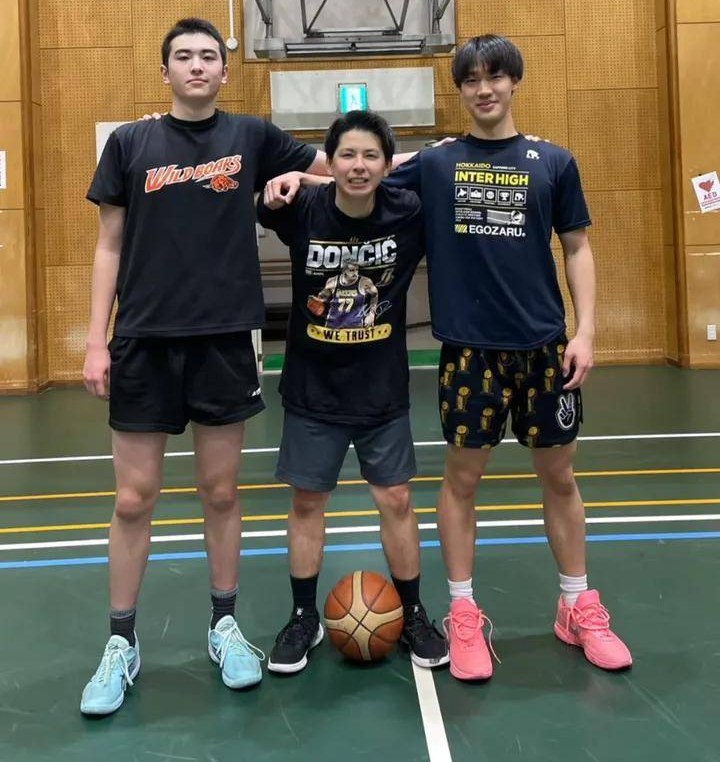 身長168cmの鈴村恵介と、大きい教え子たち