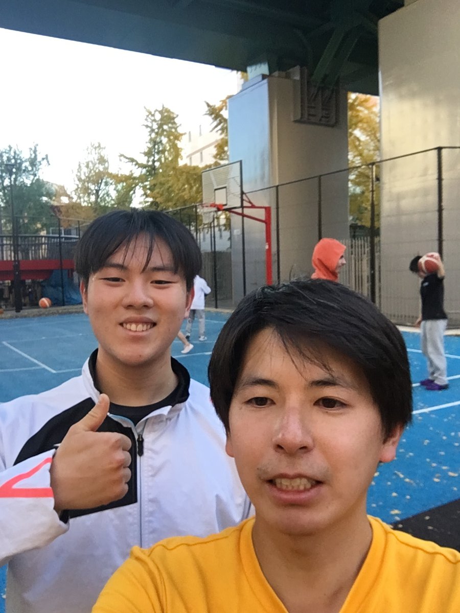屋外の3on3コートで