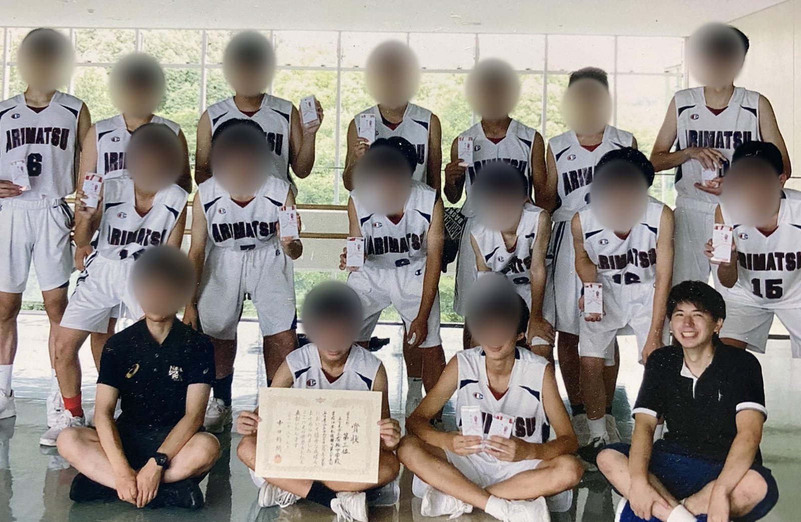 有松中学校バスケットボール部が名古屋市の大会で2位になったときの集合写真