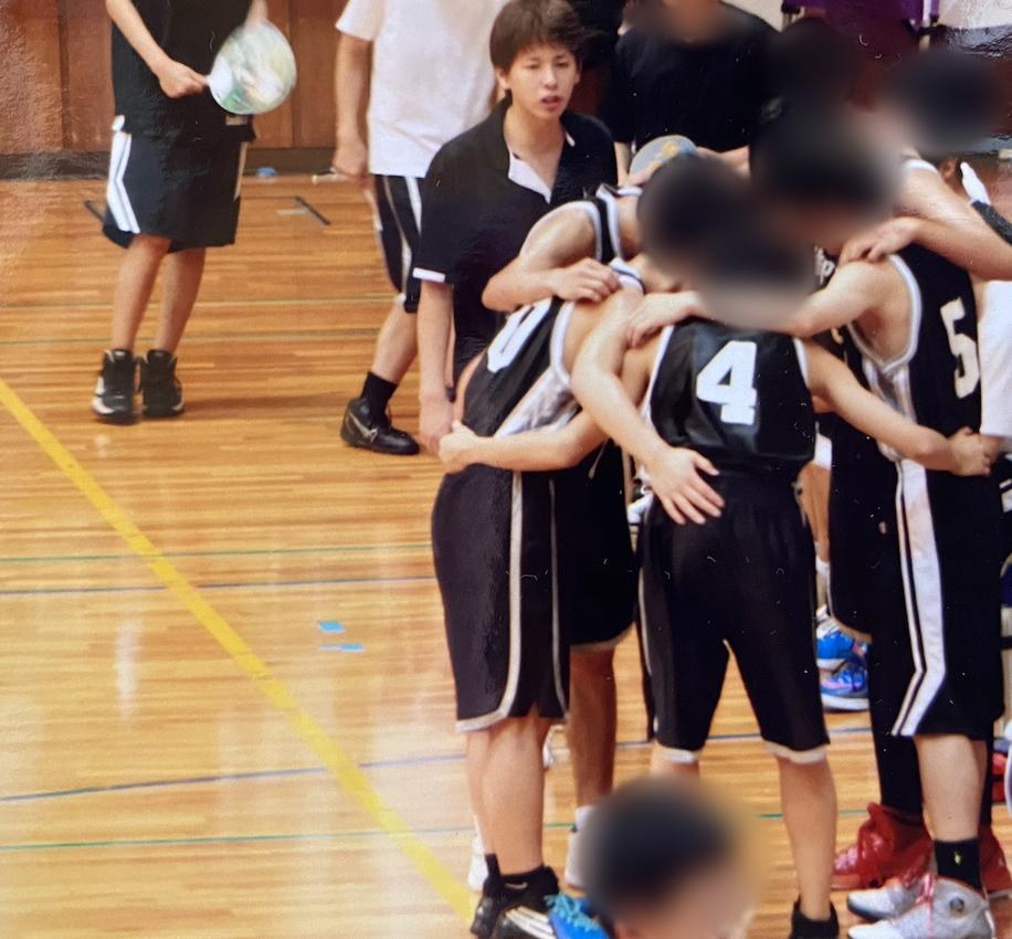 試合中に円陣を組む選手たちと指導する鈴村恵介