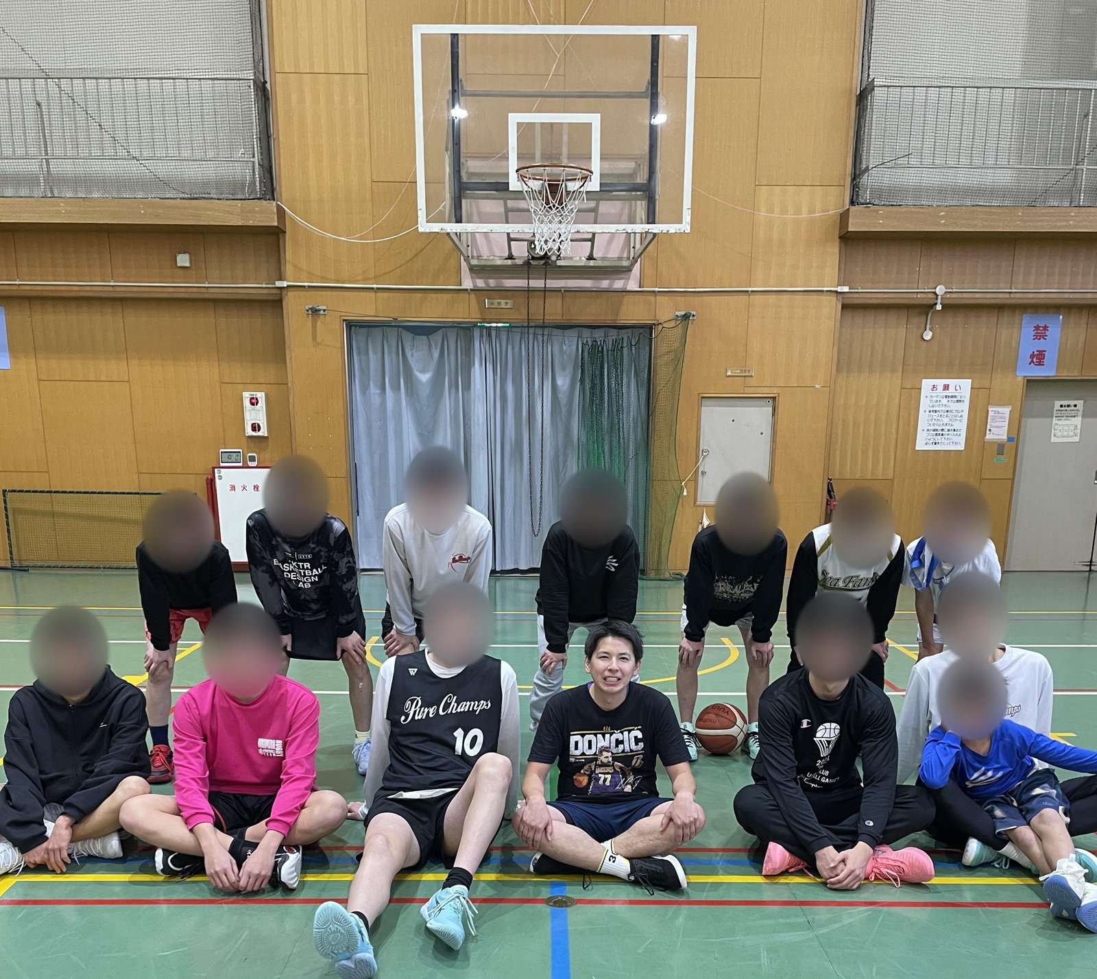 鈴村恵介が指導した選手たちとの集合写真